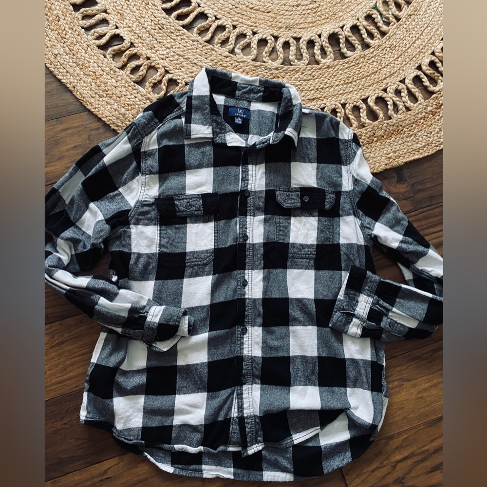 Men’s flannel like new. Size xl
